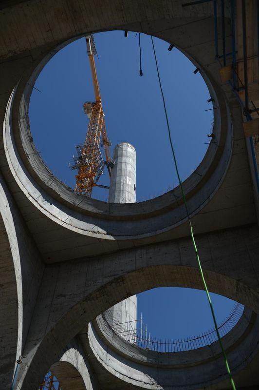 <p> Caminin kaba inşaatının yaklaşık yüzde 75'ini tamamlamış bulunuyoruz. Bunun yanında da atölyelerde, ince inşaatla alakalı ahşap, mermer, seramik, çini gibi ürünlerin üretimleri devam ediyor" dedi.</p>
