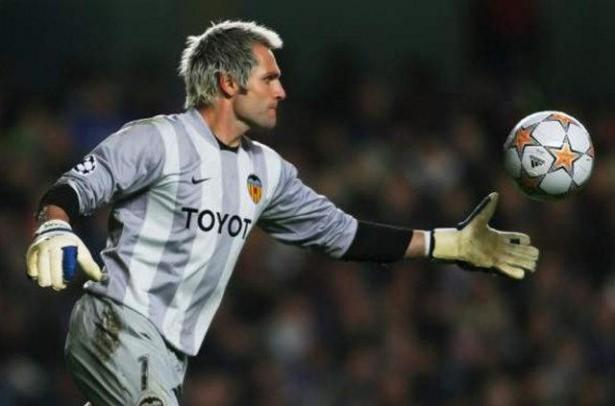 <p>SANTIAGO CANIZARES<br />
<br />
İspanya La Liga takımlarından Valencia'nın efsane ismi, traş sonrası krem kutusunu ayağına düşürdükten sonra sakatlanmış ve 2002 Dünya Kupası'nda İspanya Milli Takımı'nın kalesini koruyamamıştı.</p>