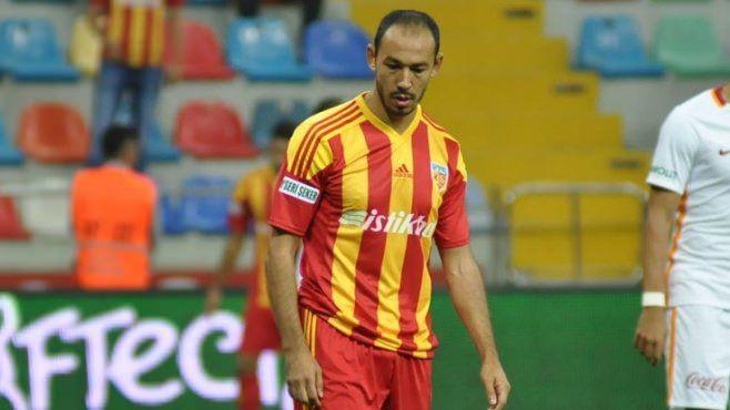 <p>Galatasaray Sportif A.Ş. Yönetim Kurulu Üyesi Levent Nazifoğlu, "Ben olduğum sürece forma giyemez" diye rest çekerken, tecrübeli oyuncu bu sözlere, "Sen kimsin de bana böyle diyorsun! Sen Galatasaray’ın paralı elemanısın. Beni itibarsızlaştırdılar. Her gün yalan yanlış haberler çıkarıp taraftarın önüne attılar. Paragöz olarak lanse ettiler. 4 senede G.Saray’da 8 kupa kazandım. Onlar neler verdi bilemiyorum" cevabını vermişti.</p>
