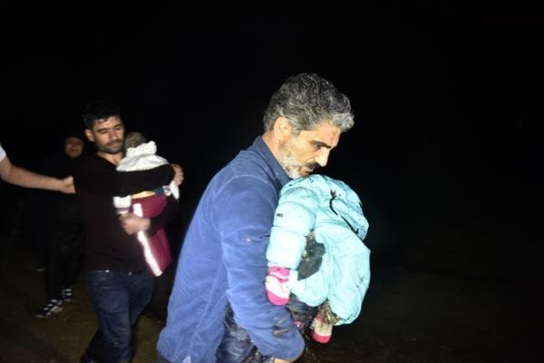 <p>Muğla’nın Bodrum  İlçesi’nde, yasadışı yollardan Yunanistan ’a geçmek isteyen  Suriye  uyruklu kaçakların bulunduğu teknenin olumsuz hava koşulları nedeniyle batması sonucu 2 çocuğun hayatını kaybettiği tekne faciasında sahilde 4 yaşında Ceylan isimli bir kız çocuğu bulundu. Ekipler tarafından ambulansa alınan küçük Ceylan Bodrum Devlet Hastanesi’ne kaldırıldı. Burada tedaviye alınan küçük çocuğun sağlık  durumunun iyi olduğu öğrenildi.</p>
