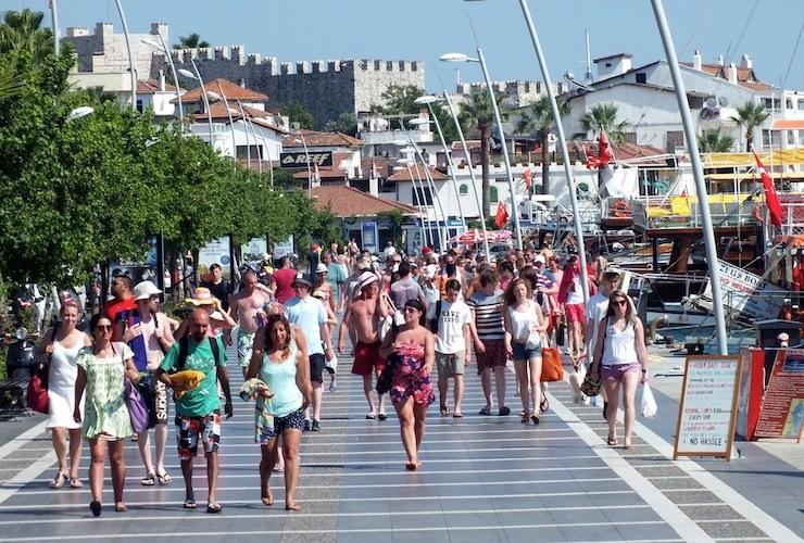 <p>17-Rusya ile yaşanan sıkıntı nedeniyle turizmde düşüş yaşandı. Bu düşüş, cari açığın hedefin üzerinde oluşmasına neden oldu.</p>

<p> </p>
