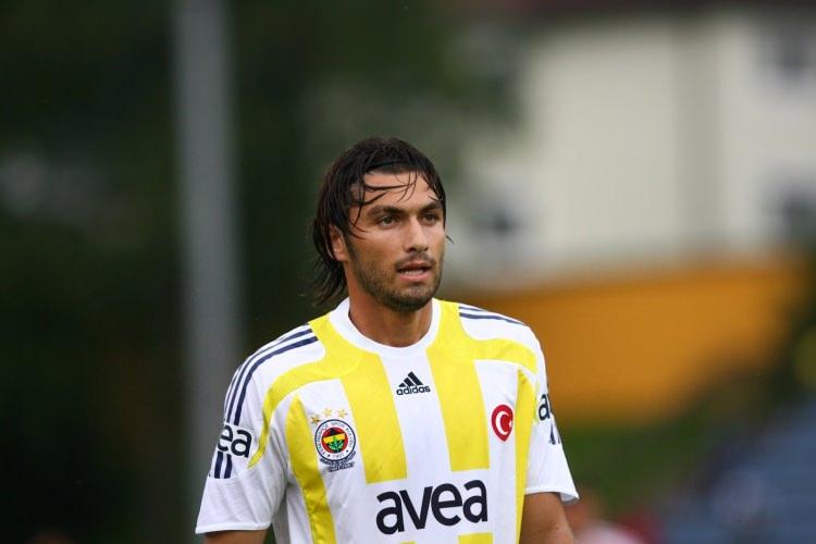 <p>Burak Yılmaz<br />
<br />
2008/2009 sezonunda Fenerbahçe forması giyen Burak Yılmaz, forvet hattında Semih ve Güiza'nın olması ve formsuzluğu sebebiyle kadroya girmekte zorlanıyordu. Aragones bazı maçlarda onu sağ kanatta denese de Burak, Fenerbahçe'de bekleneni hiç veremedi. Hatta G.Saray'da Mancini de Burak'ı bir dönem sağ açıkta denedi ama ondan faydalanamadı.</p>
