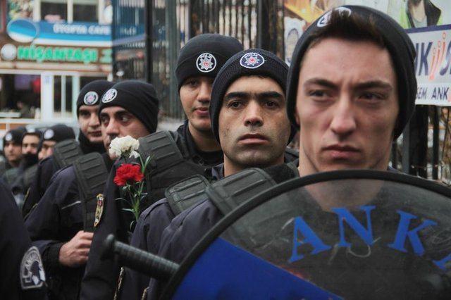 <p>Öğrenciler, "Bu vatan toprağın kara bağrında sıra dağlar gibi duranlarındır." yazılı pankart açtı.</p>