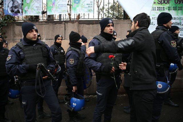 <p>Kampüsün giriş kapısı önüne gelen öğrenciler, burada yürüyüşün güvenliği için önlem alan çevik kuvvet polislerine kırmızı ve beyaz karanfiller verdi. Bazı öğrenciler polislere sarıldı.</p>