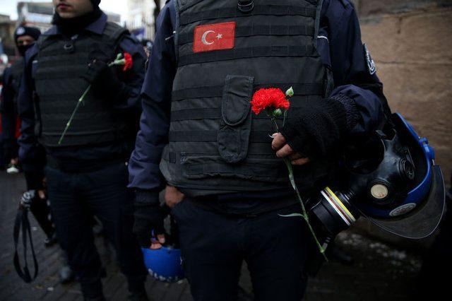 <p>canımızın, malımızın, namusumuz olan bayrağımızın güvenliği için gözünü kırpmadan canını feda eden askerimizin ve polisimizin her şartta yanında olduğumuzu beyaz ederiz.</p>