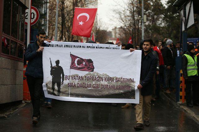 <p>Ülkemiz bu kuşatmayı yarmaya muktedirdir. Milletimizin gelecekteki ümidi olan bizler, dün olduğu gibi bugün de gerekirse amfilerimizi boşaltıp işgalcilere karşı mücadeleye koşacağımızı bildirmekten şeref duyarız."</p>