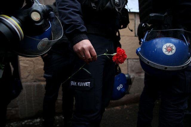 <p>Açıklamanın ardından İstiklal Marşı okuyan grup, "Hepimiz polisiz, PKK'ya yeteriz" ve "Polis sana canım feda" sloganları attı.</p>
