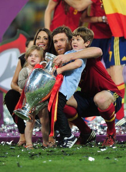 <p>Xabi Alonso ve ailesi</p>
