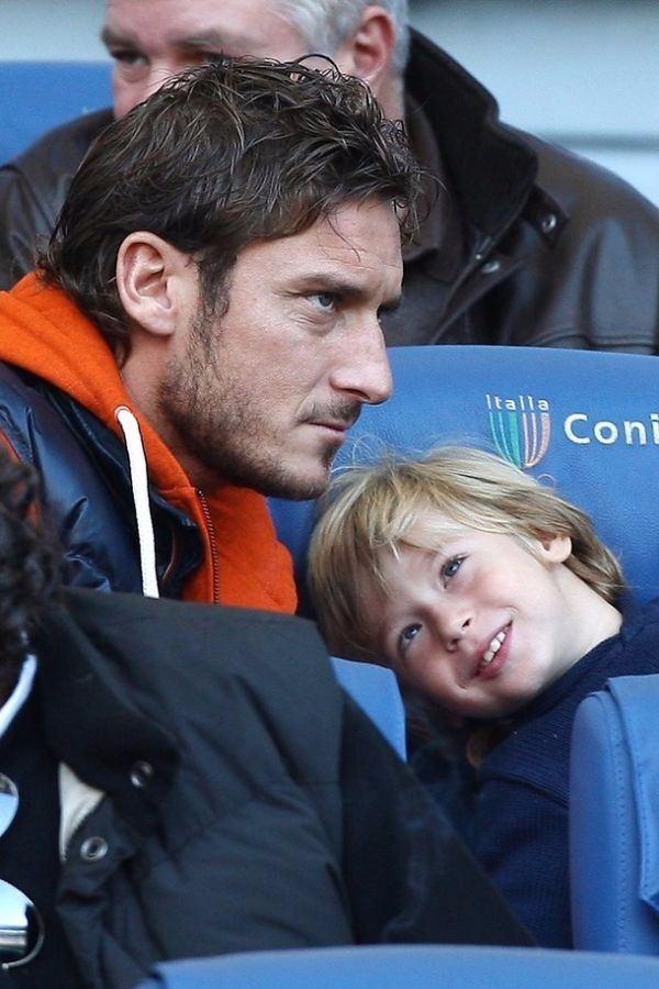 <p>Totti ve oğlu Christian</p>
