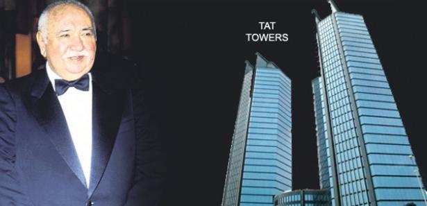 <p>Tat Towers ve Sapphire'in ortaklarından Şehmuz Tatlıcı'nın vasiyetname yazmadan arkasında 1.5 milyar dolarlık bir servet bırakarak ölmesi aileyi karıştırdı. Türkiye'nin en zengin iş adamlarından Tatlıcı'nın oğlu Taha Talıcı, mirasçı belgesi almak ve mirasın tespiti için dava açtı. Ayrıca ünlü iş adamının eşi Bengi Tatlıcı, Şehmuz Tatlıcı'ya açtığı boşanma davasının resmi olarak sonuçlanmamasını gerekçe göstererek mirastan pay istedi. Geçtiğimiz aylarda ise ünlü iş adamının mirasına bir ortak daha çıktı. Şehmuz Tatlıcı'dan önce vefat eden oğlu Murat Levent Tatlıcı'yla evli olduğunu belirten Amerikalı gelin Donna Marie Tatlıcı da mirasta hakkı olduğunu söyledi.</p>
