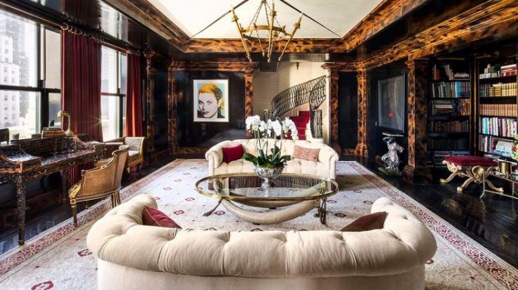 <p>Salon da ise klasik tarzı kullanan ünlü modacının bir çok evi bulunuyor...</p>
<p> </p>