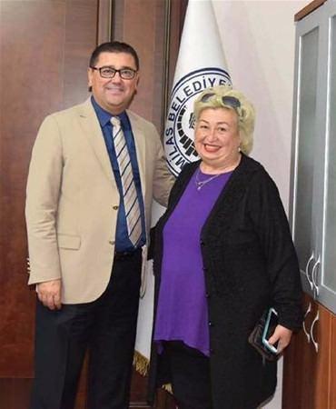 <p>Doktorlarla görüştükten sonra 10 dakika içinde ameliyat olmaya karar verdim. Ameliyat sonrası çok rahatladım. Hareket kabiliyetim arttı, rahatsızlıklarımın çoğu ortadan kalktı, psikolojim büyük oranda düzeldi. Yeniden dünyaya geldim. Aşk filmlerinde bile oynayabilirim."<br />
<br />
Ve işte son hali...</p>