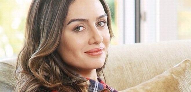 <p>Fit vücuduyla dikkat çeken güzel oyuncu, bunu nasıl başardığını ise, "Küçük Ağa dizisi bittikten sonra 1,5 yılda sağlıklı beslenerek 10 kilo verdim" şeklinde açıkladı.</p>
