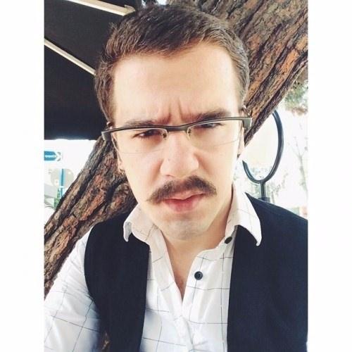 <p>Fakat yıllar çabuk geçti. O küçük oyuncu artık büyüdü genç bir delikanlı oldu.</p>
<p> </p>