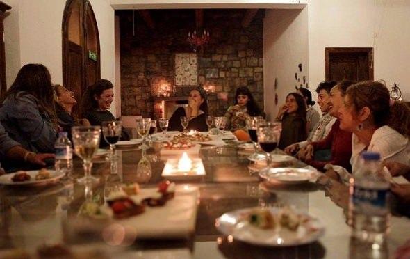 <p>Bitez’de Melis Gündoğar’la birlikte masal mekânı açan Akkaya, şimdilerde orada sohbet ve masal buluşmaları düzenliyor.</p>
