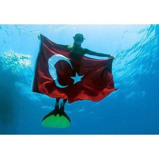 <p><strong>Şahika Ercümen</strong></p>
<p>"Ağustos Zafer Bayramımız kutlu olsun!"</p>