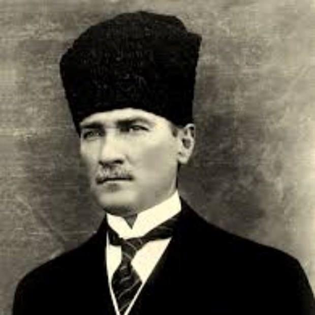 <p><strong>Zafer Algöz</strong></p>
<p>"Zafer Bayramımız Kutlu Olsun.Aziz Atatürke,silah arkadaşlarına,bağımsızlık yolunda can veren Mehmetlere rahmet olsun..Minnettarız."</p>