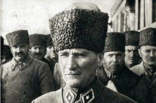 <p><strong>Demet Evgar</strong></p>

<p>"30 Ağustos'u, Zafer Bayramı yapan başta Başkomutan Mustafa Kemal Paşa olmak üzere; görünen, görünmeyen bu uğurda mücadelesini sonuna kadar veren kadın erkek tüm kahramanları rahmetle ve şükranla anıyorum."</p>
