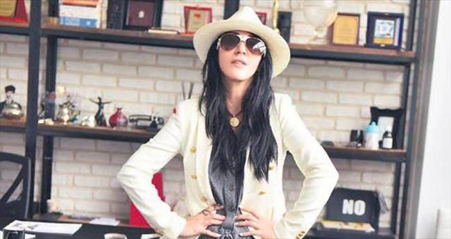 <p>Hande Yener - Göksu Evleri</p>

<p> </p>
