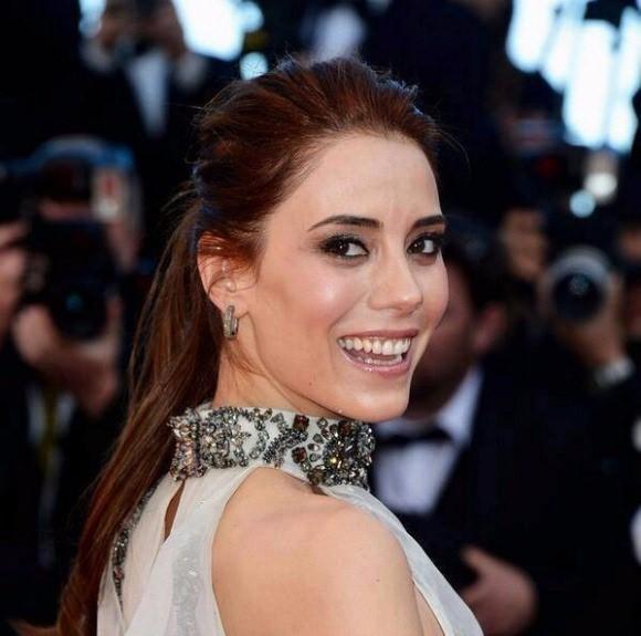 <p><strong>Cansu Dere- İzmir</strong></p>
