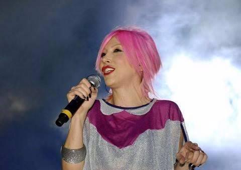 <p>Hande Yener - Göksu Evleri<a href="http://www.ahaber.com.tr/galeri/yasam/unlu-isimler-nerede-oturuyor/42">.</a></p>
