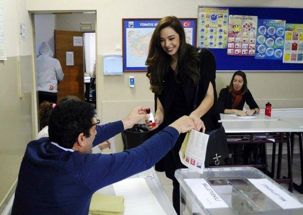 <p>Ünlü manken Azra Akın oy kullandı.</p>