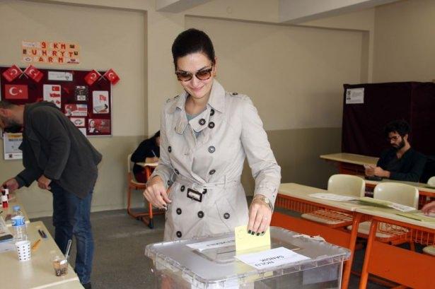 <p>Ünlü oyuncu Bergüzar Korel oy kullandı.</p>
