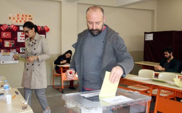 <p>Ünlü oyuncu Halit akçatepe oy kullandı.</p>
