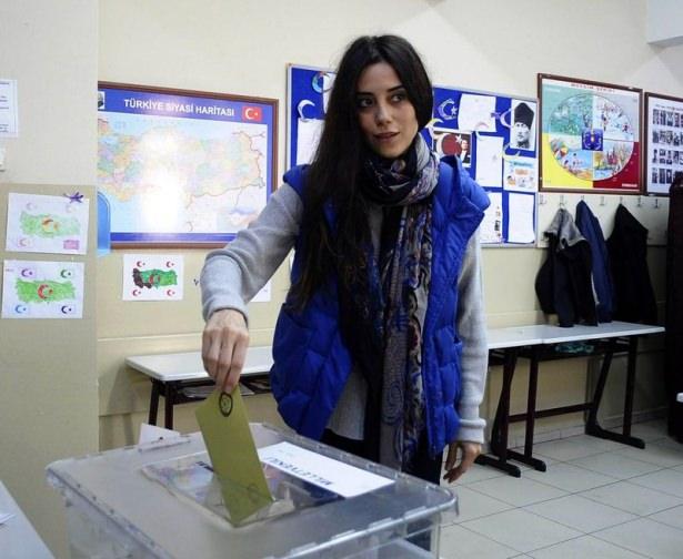 <p>Ünlü oyuncu Cansu Dere oy kullandı.</p>