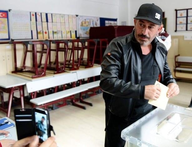 <p>Ünlü oyuncu Cem Yılmaz oy kullandı.</p>
