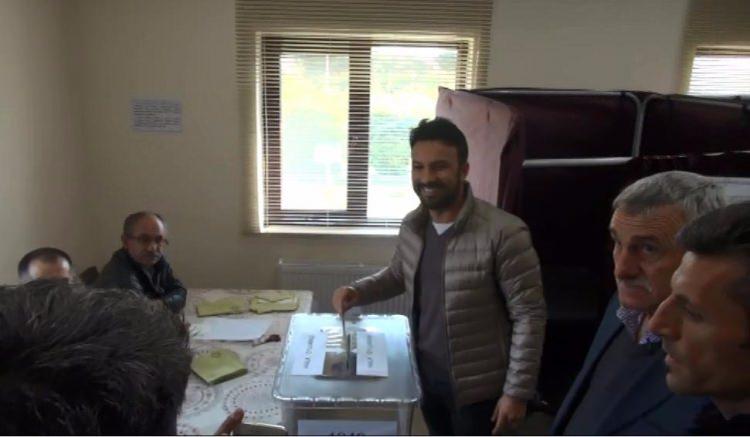 <p>Ardından sıranın gelmesini bekleyen Tarkan, seçim kabinine girerek oyunu kullandı. </p>
<p><strong><a href="http://video.haber7.com/video-galeri/88971-megastar-tarkan-oyunu-kullandi" target="_blank">MEGASTAR TARKAN OYUNU KULLANDI... VİDEOSUNU İZLEMEK İÇİN TIKLAYINIZ...</a></strong></p>
