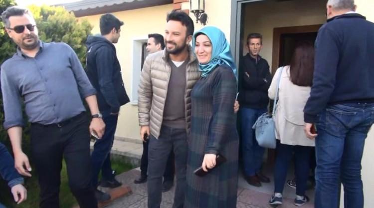 <p>Oy pusulasını sandığa atan Megastar, ‘Hayırlısı olsun’ ifadesini kullandı. Tarkan çıkışta ise hayranlarıyla fotoğraf çektirerek,.gazetecilere, ‘Vatandaşlık görevini yerine getirdim gidiyorum’ dedi. </p>
<p><strong><a href="http://video.haber7.com/video-galeri/88971-megastar-tarkan-oyunu-kullandi" target="_blank">MEGASTAR TARKAN OYUNU KULLANDI... VİDEOSUNU İZLEMEK İÇİN TIKLAYINIZ...</a></strong></p>