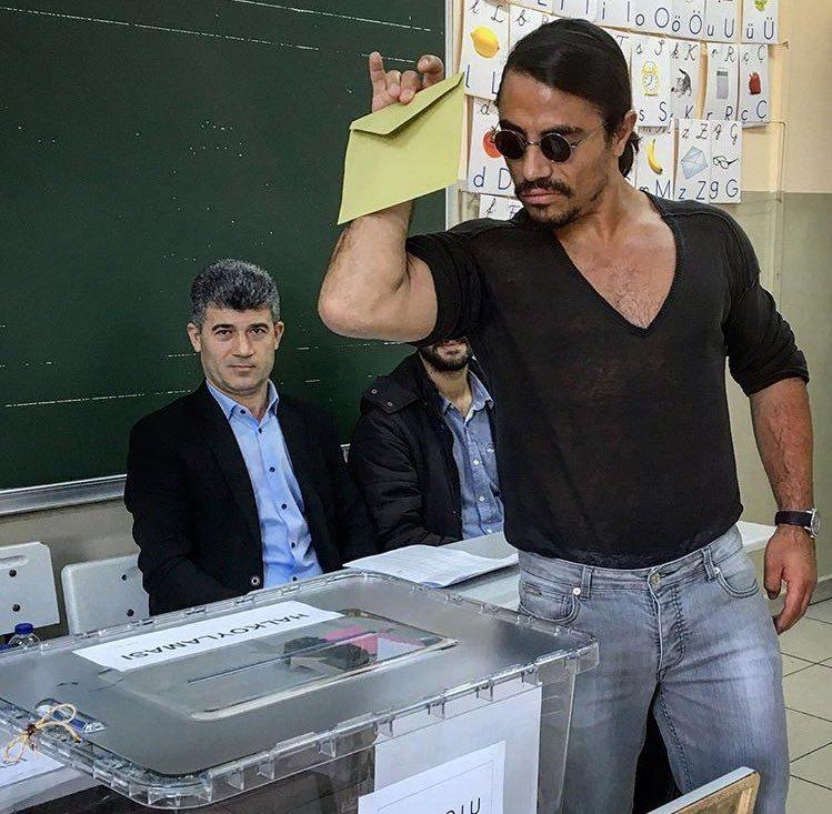 <p>Ete tuz atma hareketiyle dünya çapında fenomen haline gelen Nusret, oyunu da meşhur hareketiyle kullandı. Politikadan anlamadığını belirten Nusret, "Sadece vatandaşlık görevimi yaptım, gidiyorum. Hiçbir şey söylemeyeyim, herkesin kendi iradesi” dedi.</p>
<p><a href="http://video.haber7.com/video-galeri/88975-nusret-oyunu-meshur-hareketiyle-kullandi" target="_blank"><strong>NUSRET OYUNU KULLANDI... VİDEOSUNU İZLEMEK İÇİN TIKLAYINIZ...</strong></a></p>