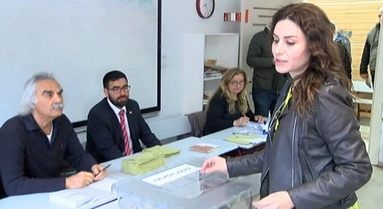 <p>Oy verme işlemini gerçekleştiren Belçim Bilgin okuldan ayrıldı. </p>

<p><a href="http://video.haber7.com/video-galeri/88970-yilmaz-erdoganin-esi-belcim-bilgin-oyunu-kullandi" target="_blank"><strong>BELÇİM BİLGİN OYUNU KULLANDI... VİDEOSUNU İZLEMEK İÇİN TIKLAYINIZ...</strong></a></p>
