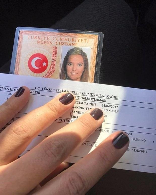 <p><strong>Demet Akalın</strong><br />
<br />
"Gece sahne 4 bitti. Ben erkenden vatandaşlık görevime yola"</p>
