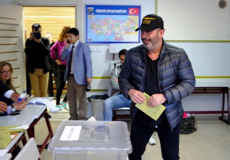 <p><a href="http://video.haber7.com/video-galeri/88979-cem-yilmaz-oy-vermeye-elektrikli-bisikletiyle-geldi" target="_blank"><strong>CEM YILMAZ OYUNU KULLANDI... VİDEOSUNU İZLEMEK İÇİN TIKLAYINIZ...</strong></a></p>
