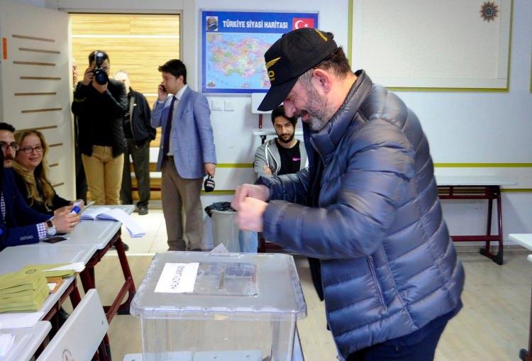 <p><a href="http://video.haber7.com/video-galeri/88979-cem-yilmaz-oy-vermeye-elektrikli-bisikletiyle-geldi" target="_blank"><strong>CEM YILMAZ OYUNU KULLANDI... VİDEOSUNU İZLEMEK İÇİN TIKLAYINIZ...</strong></a></p>
