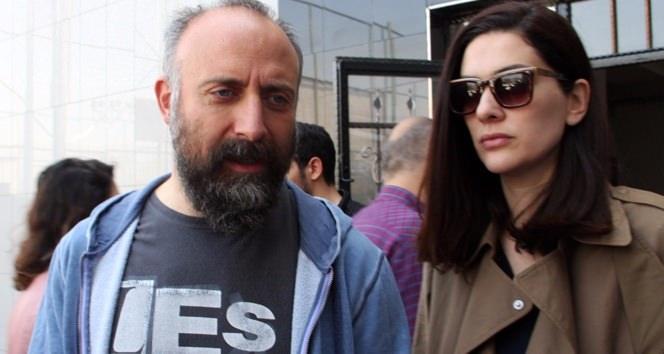 <p>Halit Ergenç ve Bergüzar Korel oyunu kullandı</p>
<p> </p>
<p> </p>