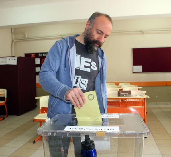 <p>“Hayırlısı olur inşallah. Önemli bir gün. Herkesin bütün değerlerini ve gelecek düşüncelerini ortaya koyup, adam akıllı düşünerek karar vermesi gereken bir gün. Herkes kararını vermiştir, bugüne kalmaz” dedi.</p>