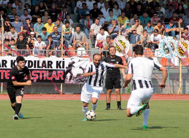 <p>Soma'da 13 Mayıs 2014 tarihinde meydana gelen kazada 301 işçinin hayatını kaybettiği maden faciasının ardından Sinan Vardar'ın başkanlığında yepyeni bir oluşuma giren Somaspor'un sezon açılış töreni öncesi Artist Futbol Milli Takımı, gazetecilerle bir gösteri maçı gerçekleştirdi.</p>
