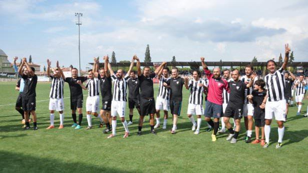 <p>Artist Futbol Milli Takımı'nda, <strong>Ersin Korkut, Sarp Levendoğlu, Hakan Meriçliler, Ümit Kantarcılar, Zafer Peker, İbrahim Kendirci, Birol Namoğlu ,Mustafa Kemal Öztürk, Deniz Cem ve Olgu Baran Kubilay</strong> ile eski futbolcu <strong>Ender Alkan</strong> yer aldı. </p>