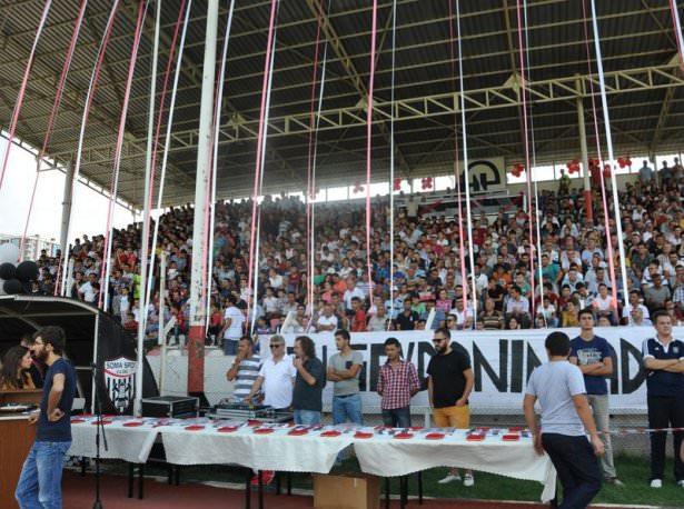 <p>Artist Futbol Milli Takımı gazetecileri oynadığı maçta 3-1 mağlup etti. Maç sırasında özellikle ünlü tiyatro ve sinema oyuncusu Ersin Korkut, Somalı taraftarlar tarafından tezahüratlarla desteklendi. </p>
