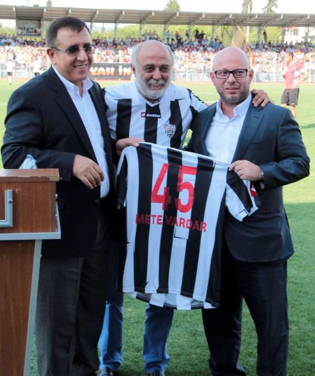<p>Maç sonrasında plaket töreni düzenlenerek Somaspor Kulüp başkanı Sinan Vardar, maça katkıları olan herkese teşekkür ederek plaket takdim etti.</p>

