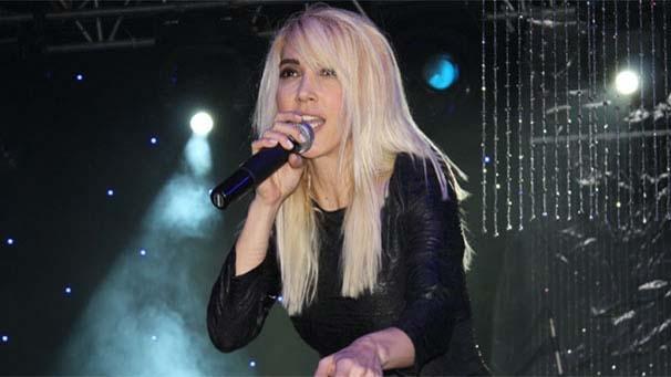 <p><strong>Hande Yener</strong><br />
<br />
Yaralı polislerimize acil şifalar diliyorum</p>
