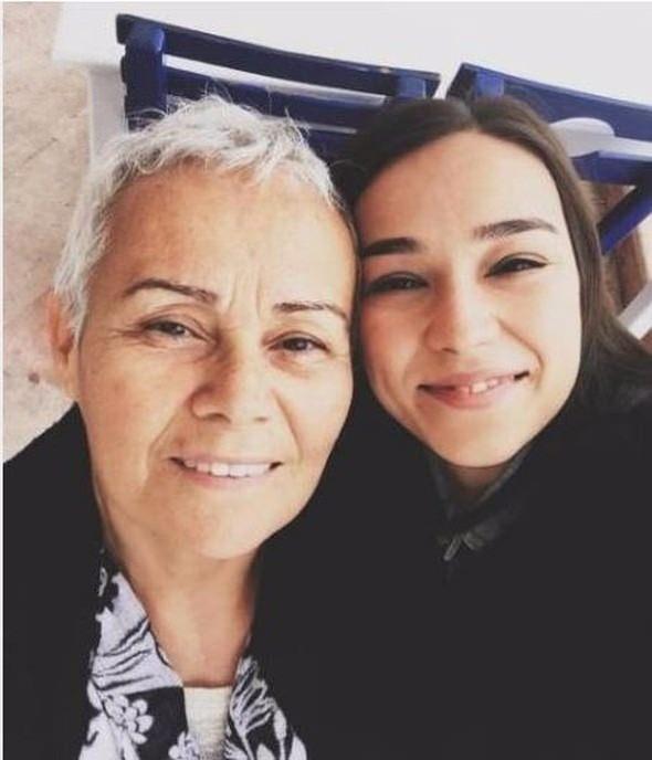 <p>Genç oyuncu Türkü Turan da sık sık annesiyle çekilen pozlarını sosyal medyada paylaşıyor.</p>
