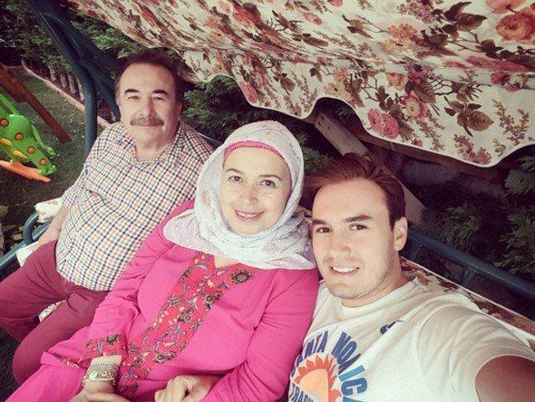 <p>Anne ve babanını fotoğrafını Instagram'da paylaşan Mustafa Ceceli paylaşımın altına "Anne ve babam da bize katıldı bugün. Hava da kıyak yaptı maşallah püfür püfür" notunu ekledi.</p>
