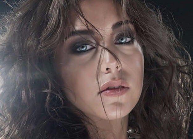 <p>Ezgi isminde ikiz kardeşi olan Karayel, şöhret olduktan sonra yaşadığı zorlukları anlattı.</p>