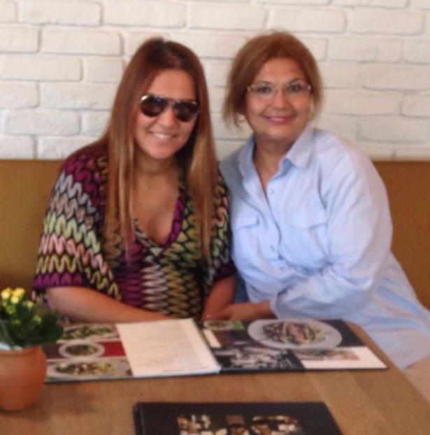 <p>DEMET AKALIN</p>
<p>Canim annem. Anne olunca anlarsın dedeğin ve seni üzdüğüm o yıllar için koca bir özür...</p>