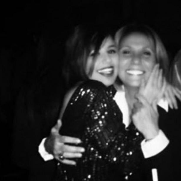 <p>MERVE ÖZBEY</p>
<p>Şimdi bitti konserim anne... Olamadım yanında; ama bil ki kimse aratmadı seni! Bir sürü anne vardı konserde... Çok eğlendik hep beraberce... Zor günlerimiz oldu hem de çok zor... Yani aslına bakarsan o zaman zordu! Çünkü sen vardın! dağ gibi taş gibi... O kadar zor günler de bile gülmeyi sen öğrettin!! Kimseden korkmuyorum biliyor musun güzel yüreklim sen varken kibirsiz olmayı oldum dememeyi... Eğil kızım! büyüdükçe eğil Aslolan iyi niyet kızım! Kork Allah'tan kimsenin canını yakma üzme kimseyi...Vicdanin en buyuk cennetin olsun! Kafani yastiga her koydugunda huzurlu uyu! Bunlarin hic birini sana şan sohret para pul getirmez annem! Vicdan ve insanlik getirir! Dedin hep bende onu yapmaya calisiyorum... Ne kadar başarabiliyorum bilmiyorum ama deniyorum anne! ANNEM seni seviyorum ve sen iyi ki varsin... Seninle gurur duyuyorum.</p>
<p>Annesi hayatta olmayanların acısını yürekten paylaşıyorum ve inanın dualarım sizinle... Başta annem olmak üzere tüm bu duyguyu tadanların günü kutlu olsun... Anneler Gününüz kutlu olsun...</p>