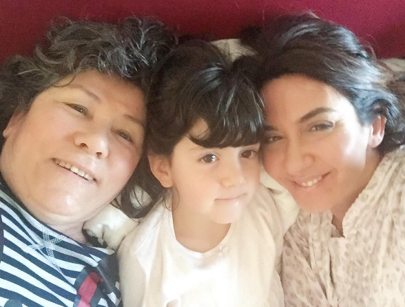 <p>AYŞE TOLGA</p>

<p>Günaydın güzel insanlar, anne adayları, anneler, annesi yanında olan veya artık aramızda olmayan tüm anneler için sevgi ve saygıyla, anneler üzerine ilk anneler gününde bana gelen hediyenin üstünden yazarını bilmediğim şahane bir hikaye.. Bir zamanlar dünyaya gelmeye hazırlanan bir çocuk varmış.Bir gün Allah’a sormuş; -Allahım, beni yarın dünyaya göndereceğini söylediler. Fakat, ben o kadar küçük ve güçsüzüm ki, orada nasıl yaşayacağım?" -Tüm meleklerin arasında senin için bir tanesini seçtim, O seni bekliyor olacak ve seni koruyacak. -Meleğin sana hergün şarkı söyleyecek ve gülümseyecek. Böylece sen onun sevgisini hissedecek ve mutlu olacaksın." -Peki, insanlar bana birşey söylediklerinde, dillerini bilmeden, söylediklerini nasıl anlayacağım? -Meleğin sana dünyada duyabileceğin en tatlı ve en güzel sözcükleri söyleyecek. Sana konuşmayı, dikkatle ve sevgi ile öğretecek. -Peki, ben seninle konuşmak istersem ne yapacağım? -Meleğin sana ellerini açarak bana dua etmeyi de öğretecek. -Dünyada kötüler olduğunu da duydum. Beni onlardan kim koruyacak? -Meleğin seni kendi hayatı pahasına da olsa koruyacak.. O sırada cennette bir sessizlik olur ve dünyanın sesleri cennete kadar ulaşır. Çocuk gitmek üzere olduğunu anlar ve son bir soru sorar; -Şimdi gitmek üzere isem, benim Meleğimin adı ne? -Meleğinin adının önemi yok yavrum. Sen onu, "ANNE" diye çağıracaksın</p>
